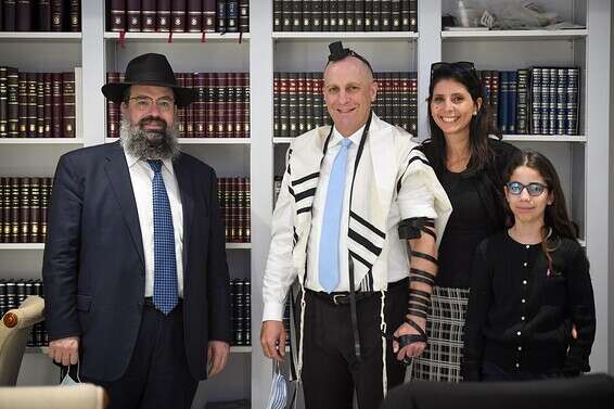 גידי גרינשטיין בבית שליח חב"ד בוושינגטון // צילום: שחר עזרן